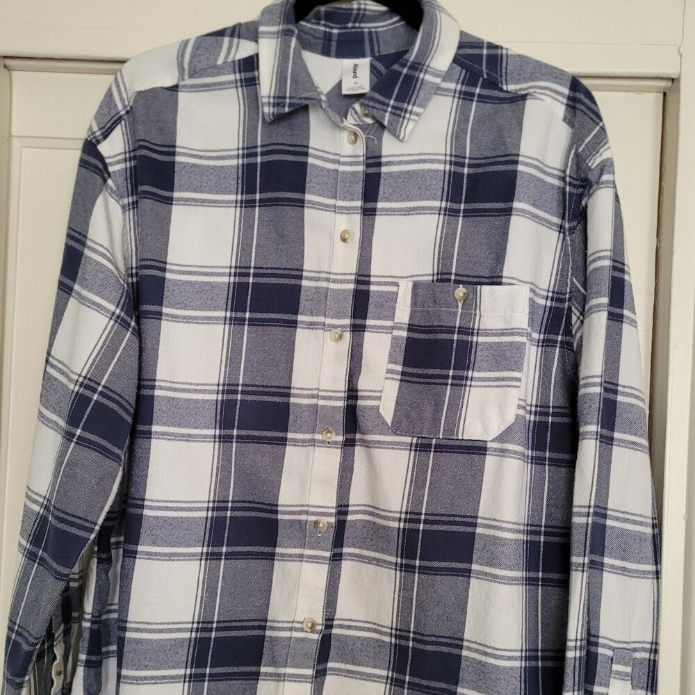 Long-sleeve medium button-up flannel shirt.